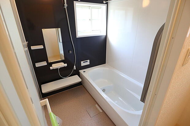 新調した1坪タイプの浴室は濃いブラウンのアクセントが落ち着きを感じさせます。