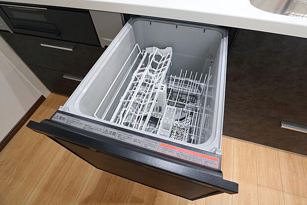 食洗機完備のシステムキッチンなので食器洗いもラクチンで家事の短縮が可能です。