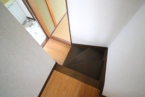 玄関ホール正面の階段を下り洗面室浴室と和室があります。