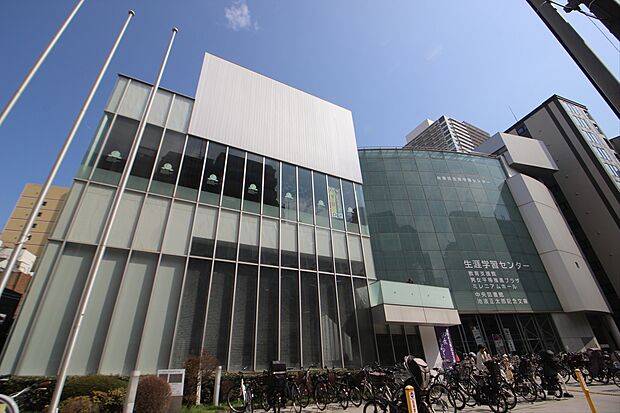 徒歩4分(約252m)には台東区立中央図書館。
