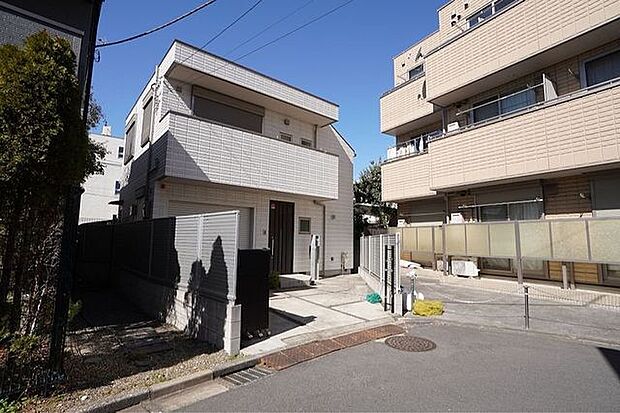 大江戸線「落合南長崎」駅まで4分の好立地。駅前からは新宿駅や池袋駅行きのバス便もあって便利です。