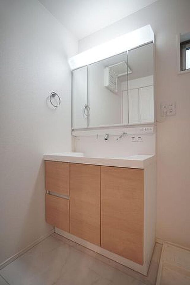 白物家電と相性の良い清潔感のある洗面台。毎日使う場所だからシンプルで使いやすいのが理想的ですね。