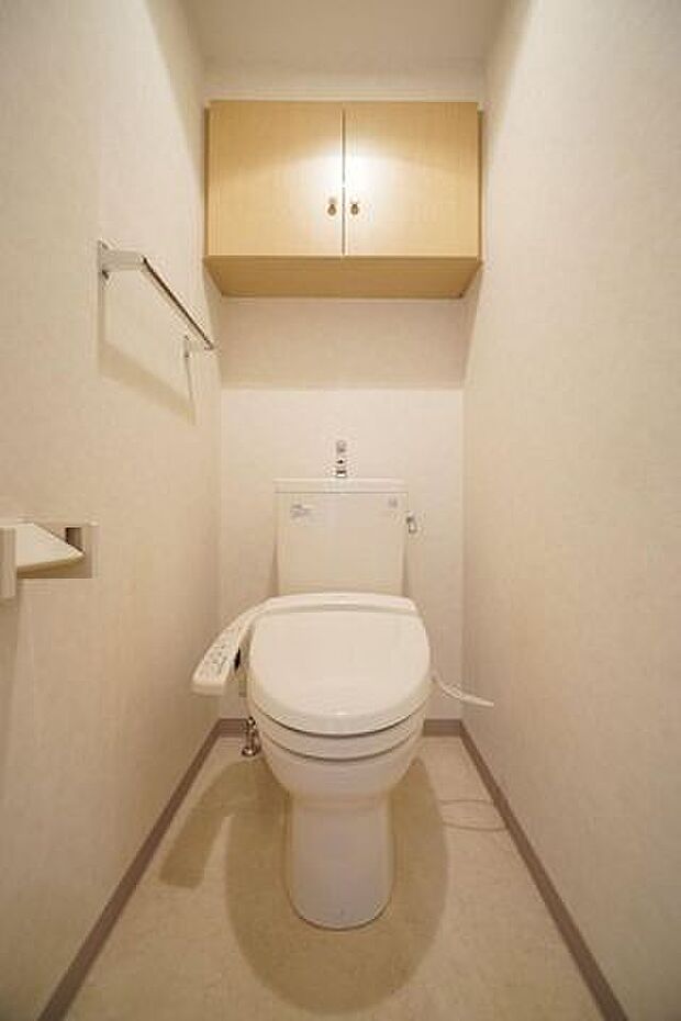 清潔感があり、お掃除がしやすいトイレです。必要最低限の収納スペースも付いています。