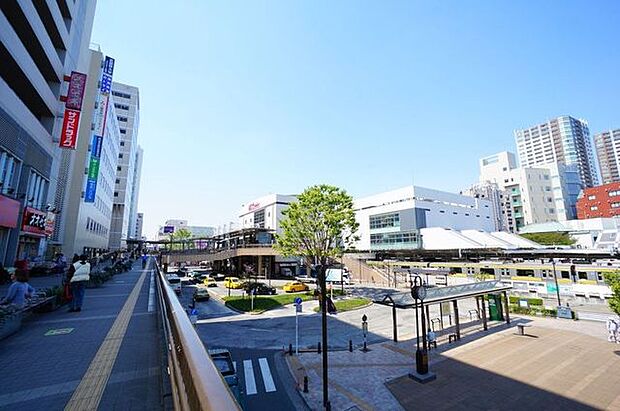 三鷹駅(JR 中央本線) 徒歩32分。中央線快速電車が特別快速や特急と接続する主要駅。総武線各駅停車と東京メトロ東西線の始発駅でもある。買物施設が多く、また多方面へのバス便があり、夜遅くまで人通りが…