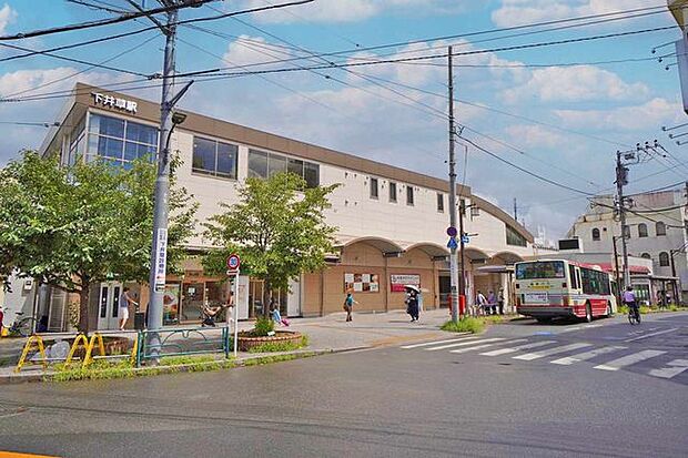 下井草駅(西武 新宿線) 徒歩10分。急行停車駅ではないが、西武新宿駅からは「鷺ノ宮駅」乗り換えでわずか3駅、約15分の距離にある。駅前にはスーパー西友やユニクロ、スポーツクラブもあり便利で暮らしや…