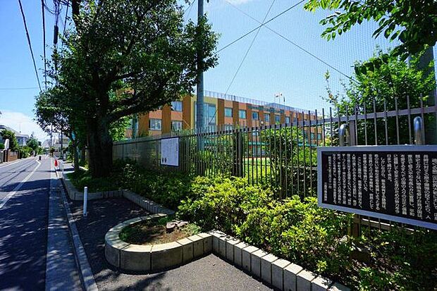 徒歩12分。平成21年から「三鷹市立第三小学校」は、小・中一貫教育校「三鷹中央学園」となり、平成25年には新校舎が出来ました。人間性や学力を育てる1学年3から4クラスの学校です。 950m