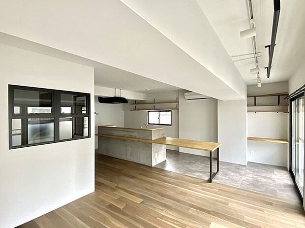【LDK】キッチンと一体化するように造作したテーブル＋カウンターが印象的なLDKです。キッチン隣には梁と窓の間に生じたスペースを上手く活用したワークスペースも仕事や勉強用に◎です。2022年2月撮影