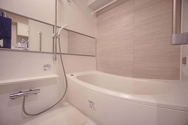 【バス】浴室暖房機能付きの浴室です。入浴前に予め室内を暖めておくことで寒い時期でもストレス無く快適なリラックスタイムが過ごせますね。ちなみに換気乾燥機機能も付いておりますよ!!【2024年2月撮影】