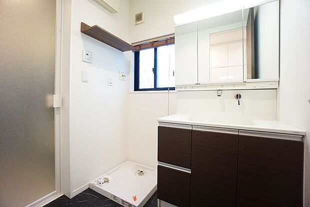 約二畳の広さがある洗面室はランドリーバスケットや洗濯機などを設置するスペースがございます。