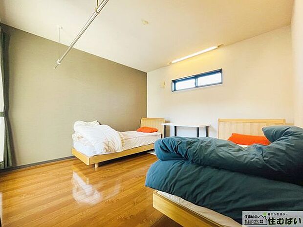 主寝室はグレーのアクセントクロスでゆったりとくつろげる落ち着いた住空間を演出。寝具の設置にもゆとりが持てる広々設計です☆