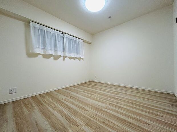 白を基調としたお部屋はラグや家具などの色が浮かずに映えるので、インテリア選びも楽しく行えます♪