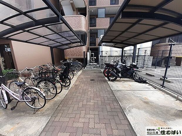 駐輪場は平置きと2段のラック式がございます。バイクも平置きスペースに駐輪が可能です◎