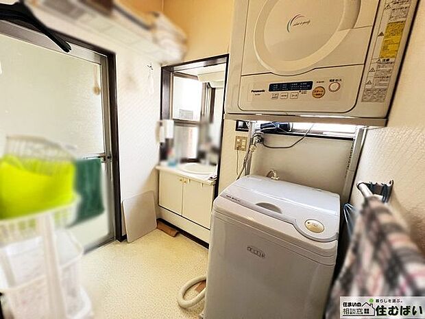 洗濯機を置いてもゆとりのあるスペースを確保できます♪小窓もありますので湿気対策の換気等もしやすいですね☆