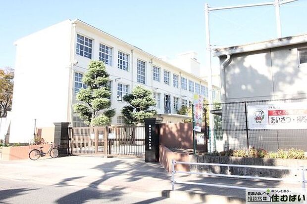 福岡市立箱崎小学校 徒歩9分。小学校がお近くで小さなお子様がいらっしゃるご家庭でも安心です♪ 680m
