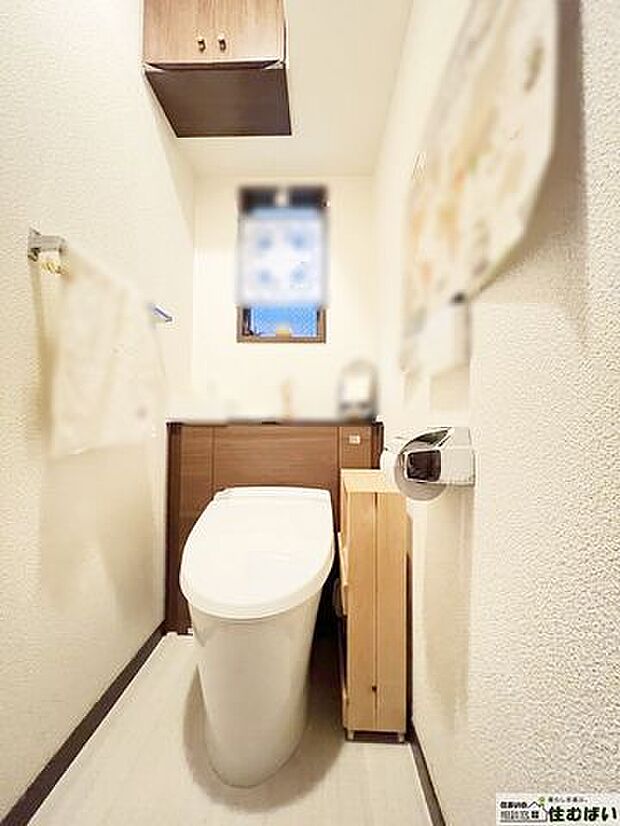 ゆったりとしたサイズ感のトイレです♪消耗品や掃除用具も備え付きの収納棚にスマートに保管できます！