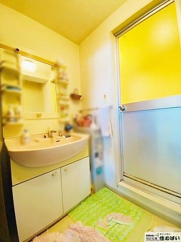洗面台は化粧品等がサッと使える設計で朝の身支度にもゆとりが持てます。洗面台の下にも収納スペースがあるので、洗剤やシャンプーなどのストックもスッキリ片付きます。す♪