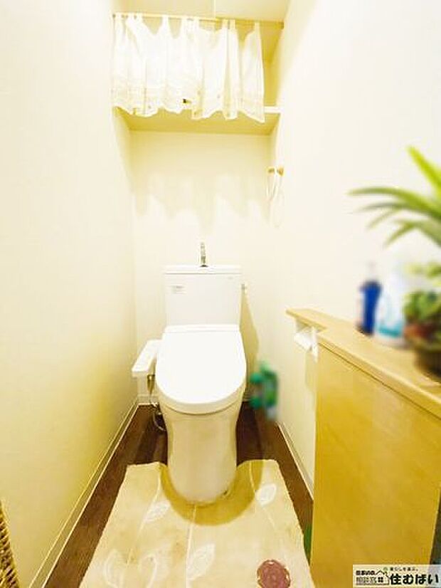 白を基調とした清潔感のあるトイレです。後方上部に収納スペースがあるので、トイレットペーパーや掃除用品もスッキリと収納できます。