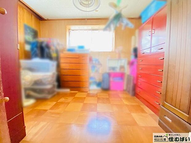 洋室の床は可愛らしいチェックタイプのフローリング☆カーペット等を敷かなくてもお洒落なお部屋を演出してくれます♪お子様のお部屋にもピッタリです！
