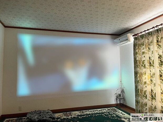 主寝室の壁は大画面でプロジェクターの映像がお楽しみいただける広さ！ちょうどベッドから観賞ができ、おうち時間の幅も広がります♪
