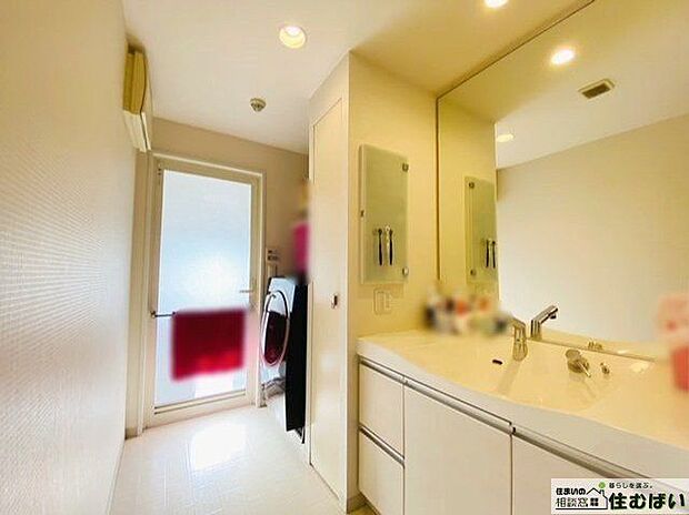 洗面台は鏡が一面にあり、広く使いやすい設計です。リネンスペースはタオルや下着、パジャマも収納でき散らかりがちな洗面所脱衣所もきれいに保つことができます。