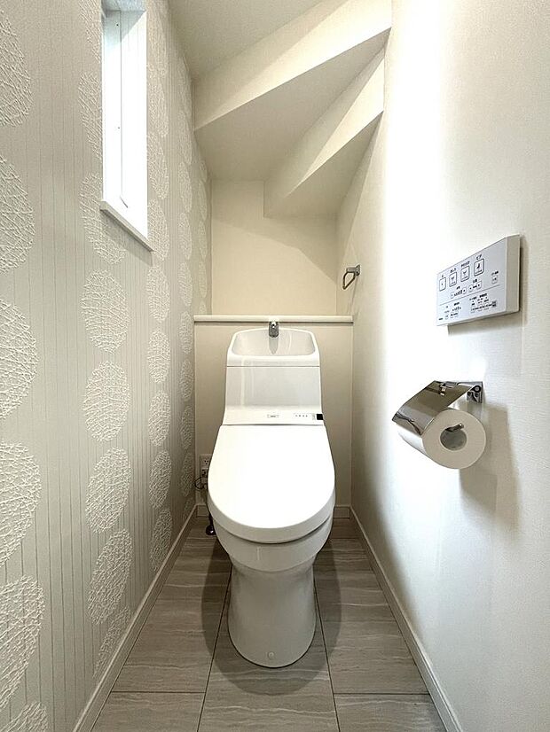 【築浅中古戸建】１階・２階共にウォシュレット機能付き節水型トイレ！！デザインクロス採用で落着いた雰囲気に！！号棟によってはトイレ内収納や棚を設置しておりストック類も置けちゃいます！！