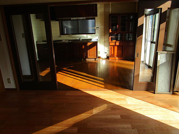 １階洋室７．５畳からダイニングキッチン９．５畳方向を撮影