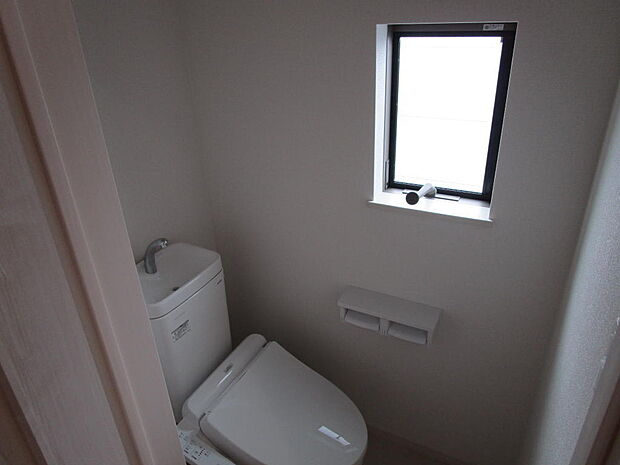 ２階トイレ。１階２階共にウォシュレット付のトイレ