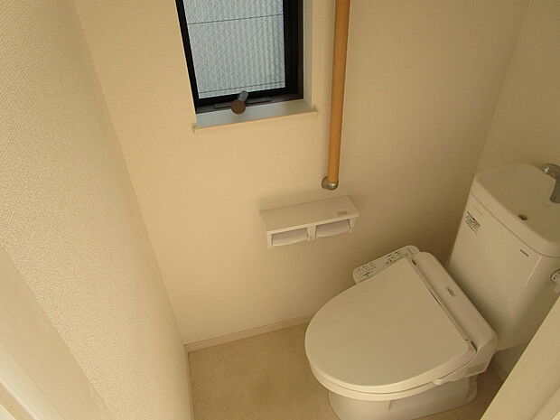 １階トイレ。１階２階共にウォシュレット付のトイレ