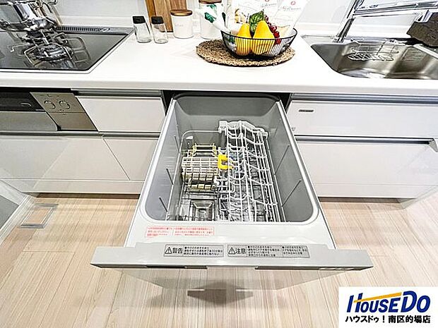 約40点の食器を洗浄・乾燥してくれる食洗器があると家事の時間を短縮して家族との時間を増やせそうです。手洗いに比べて節水できて洗いものによる手荒れからも解放されますね。