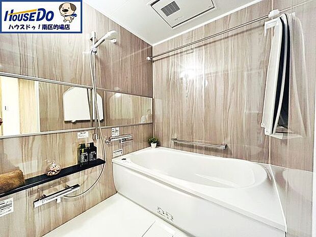 半身浴もでき、節水効果もあるエコベンチ浴槽採用。室内干し用ランドリーパイプや水はけがよく滑りにくい床、浴室暖房乾燥など一年中快適に過ごせる機能が充実。