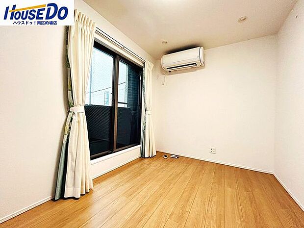プライバシーと日当たりを確保できる2階リビング。家族が集まるスペースには床暖房を採用。