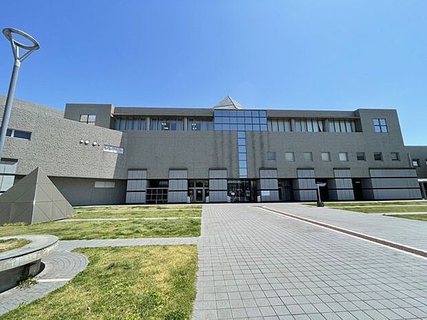 春日市民図書館 800m