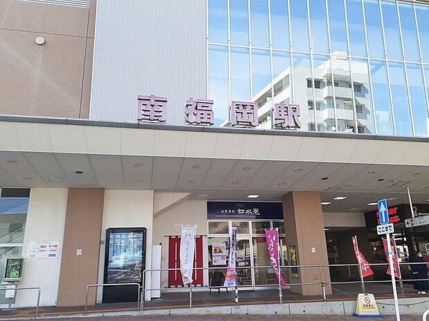 JR 南福岡駅博多駅まで電車で10分。駅ビル内には24時間営業のスーパーや100円ショップ、薬局など便利な施設が充実しています。 1300m