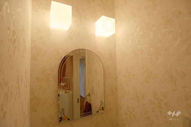 洗面ライトと鏡。キューブ状のライトとアーチ型の鏡がエレガントなテイストで、鏡を覗くのが楽しくなりそうです!!［2023年6月9日撮影］