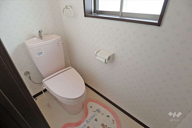 2階トイレ。1階と2階とにそれぞれございます。温水洗浄機能付き便座ですので、快適に使えますね！換気窓があり、明るいトイレです！