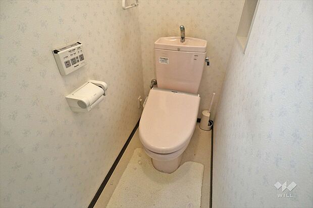 1階トイレ。ちょっとした収納小棚がついています。ウォシュレット付きのため清潔に保てます。