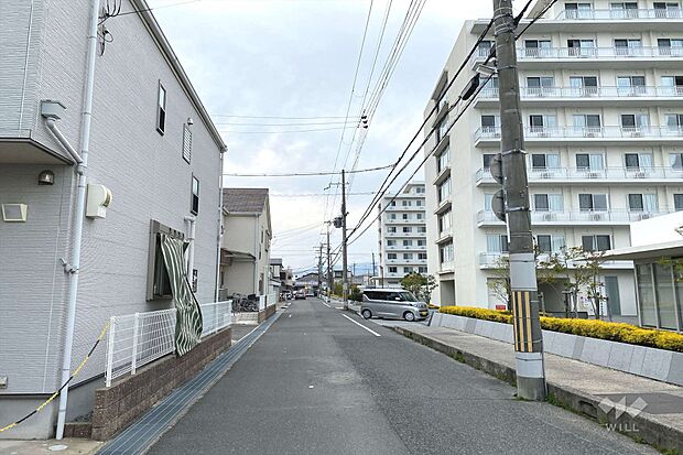 道路は幅が狭くやや入り組んでいますが、静かで落ち着いた雰囲気の街並みが魅力です。