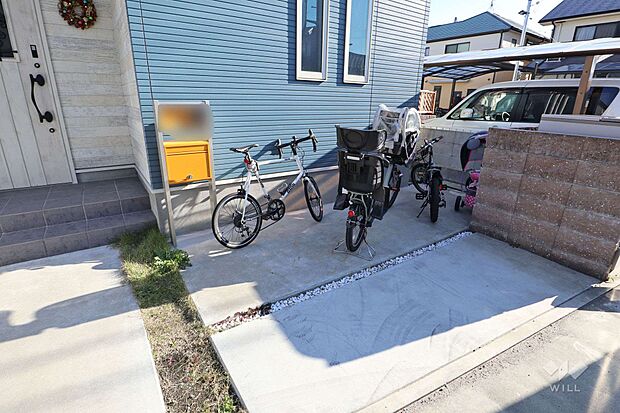 物件の駐輪スペースです。数台並べてもスペースにゆとりがございます。周辺は平坦な地勢のため自転車での移動も便利です。