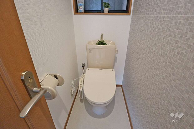 トイレ。温水洗浄便座つきなので清潔を保てます。窓から光が差し込み、換気も良好です。［2023年1月30日撮影］