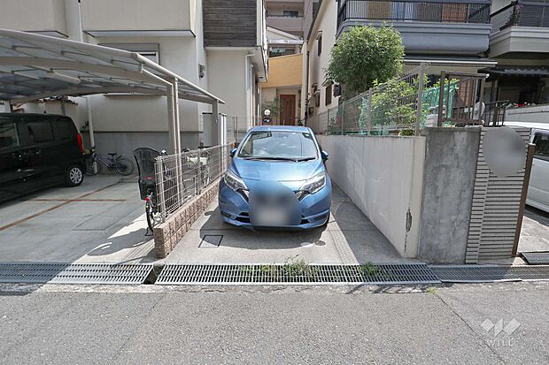 物件の駐車スペースです。お車は路地部分に1台お停めいただけます。お車での通勤やお出掛けにも便利な立地です。