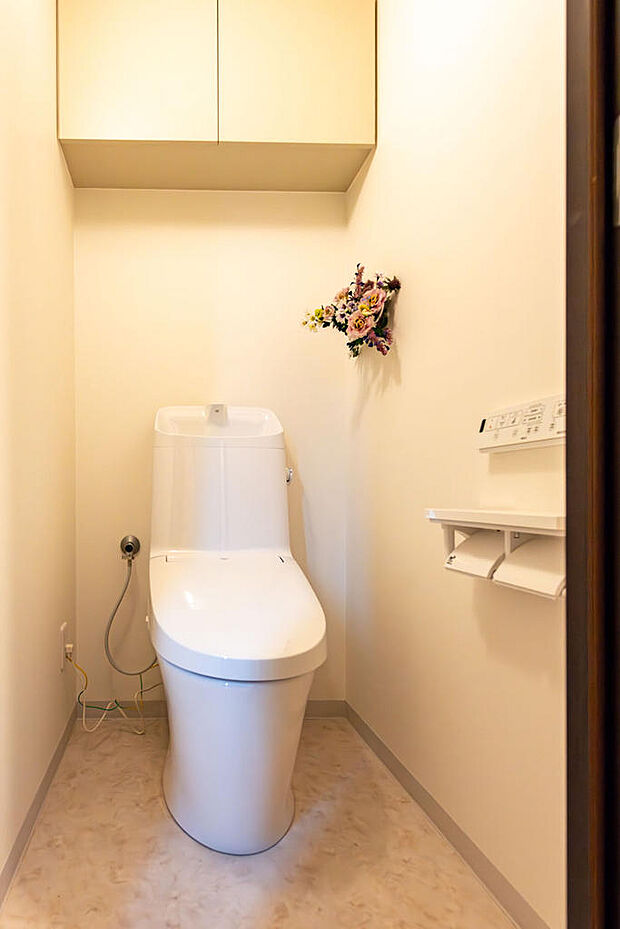 真新しくなったトイレには吊り戸棚をご用意しました　2連式紙巻器の上は小物が置けます