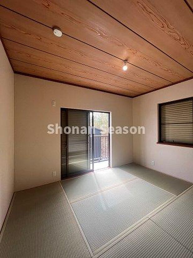 柔らかな畳でほっとする空間の和室がリビングに隣接しております。　　　客間やお子様のプレイルームと便利にお使い頂けます。