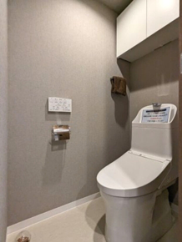 新品交換された清潔なトイレです。日本が世界に誇る文化、温水洗浄ももちろん付いています♪