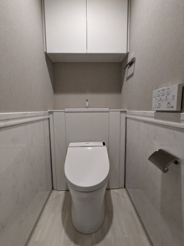 トイレはタンクレスタイプが採用されています。もちろん温水洗浄便座付きです。棚もありますので、トイレットペーパー等の収納もばっちりです♪