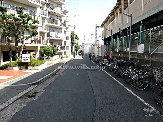 敷地南側の前面道路、道を挟んで向かい側に阪神魚崎駅があります。