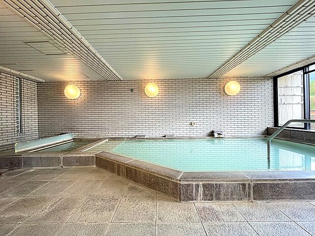 内風呂は宮城野温泉です。その他にジャグジーやサウナ、水風呂もございます。