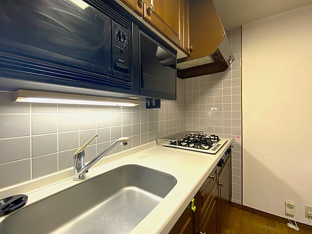 キッチンはビルトインタイプの電子レンジがデフォルトで設置されております。