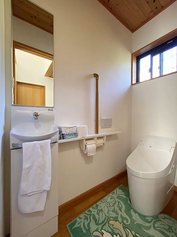 トイレも2023年に便器を交換されています。手洗い器別の清潔なトイレです。