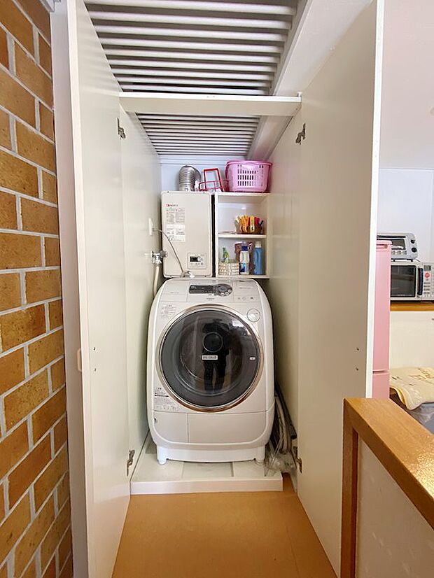 キッチンの角に洗濯機置場が設けられています。