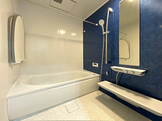 広々としたバスタブの浴室は室内暖房や衣類乾燥機能が備わります。